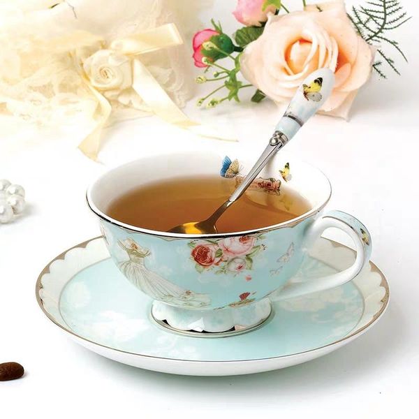 Tazza da caffè al latte in stile europeo Bone China Tazza da tè Set regalo di nozze Modello Tazza in ceramica Porcellana Bicchieri Tazze da tè pomeridiane Piattino