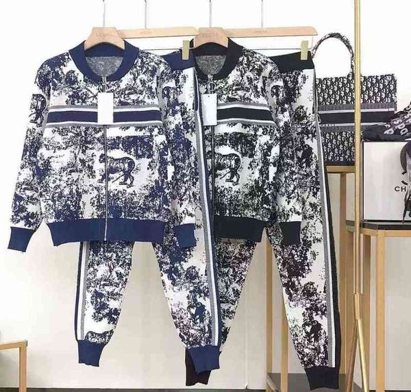 

2022 factory wholesale new autumn style landscape painting long sleeved sweater pants two-piece suit tp7a, Gray