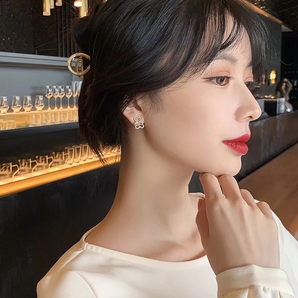 

2021 new classic zircon bow pearl hollow out bear charm stud earrings for woman cute girl's unusual earring luxury korean jewelry, Golden