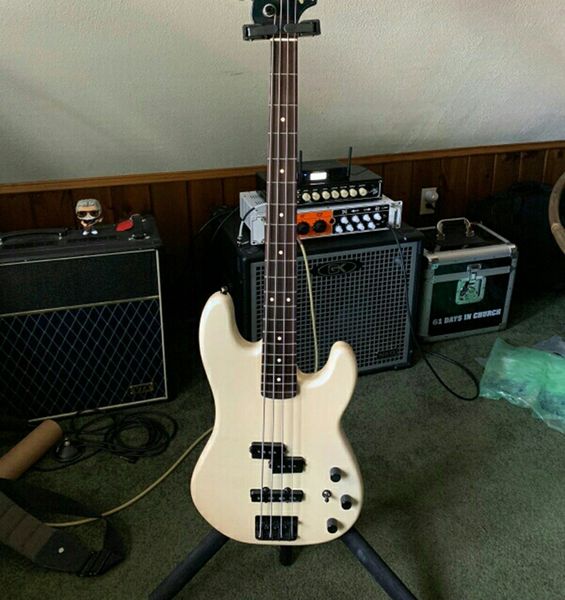 Personalizzato 4 corde Duff Mckagan Precision Bass White Electric Guitar Skull Neck Plate, Hardware nero, Fingerard in palissandro, Dot Inlay