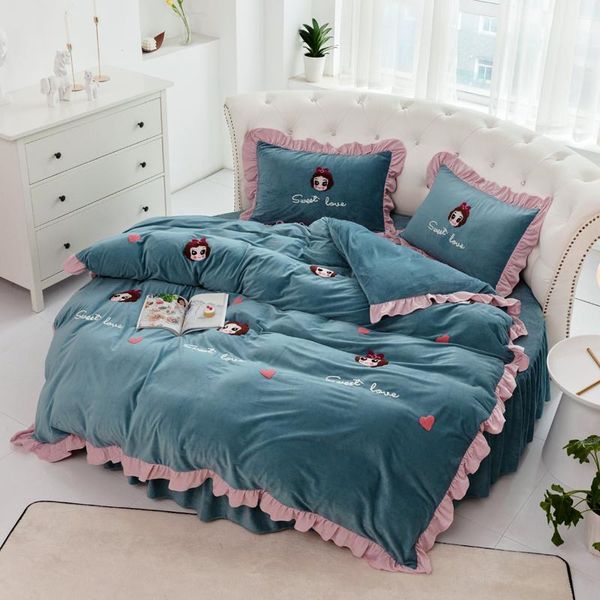 

bedding sets 4pcs crystal velvet round bed sheet pillowcase duvet cover lace edge /bed skirt embroidery quilt