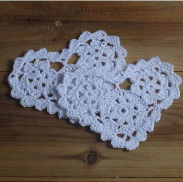 Atacado 100% algodão feito à mão em forma de coração crochet doily lace tapete tapete tapete, coaster 10 cm tabela personalização