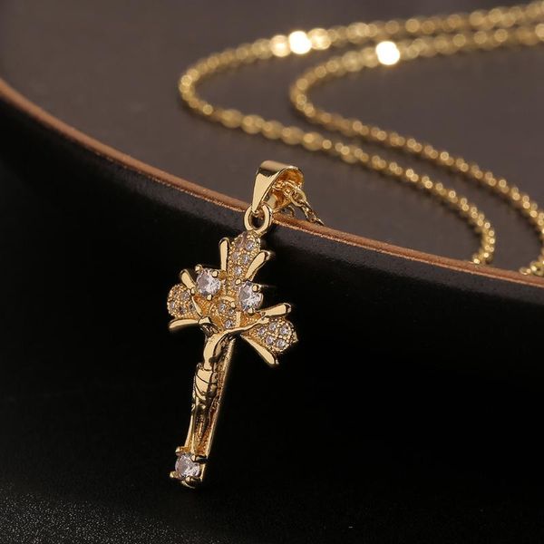 Anhänger Halsketten Damen Religiöser Schmuck Kupfer Halskette Eingelegtes Zirkon Kreuz Jesus Design Accessoires Geschenk