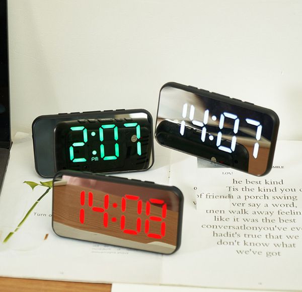 O mais recente relógio de mesa, relógio eletrônico espelhado criativo, soneca de cabeceira, LED simples com exibição de temperatura, estilos de variedade para escolher, suporte personalizado logotipo