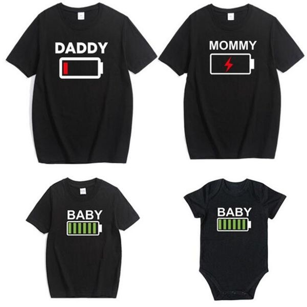 Look Família T Shirt Matching Roupas Novidade Bateria Daddy Mamãe e Filha Filho Bebê Bebê Irmão Engraçado Romper 210521