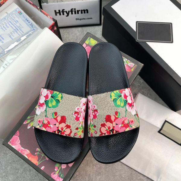 Designer Uomo Donne Pantofole Designer Designer Diapositive Swal Sandal Flat Blooms Strawberry Tiger Api Verde Rosso Bianco Web Moda Scarpe Spiaggia Flip Flops Flower Box 35-46