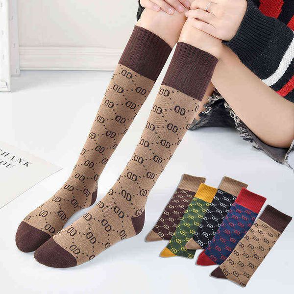 Japonesa Nova Moda Letra de Algodão Mulheres Knee High Socks Mulheres Retro Estilo Casual Bezerro Sock Street Sports Harajuku Socks Y1119