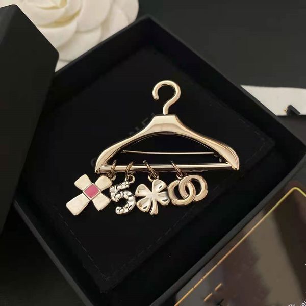 

2021new small fragrance number 5 letter four leaf grass personality versatile clothes rack brooch clothing women, Gray