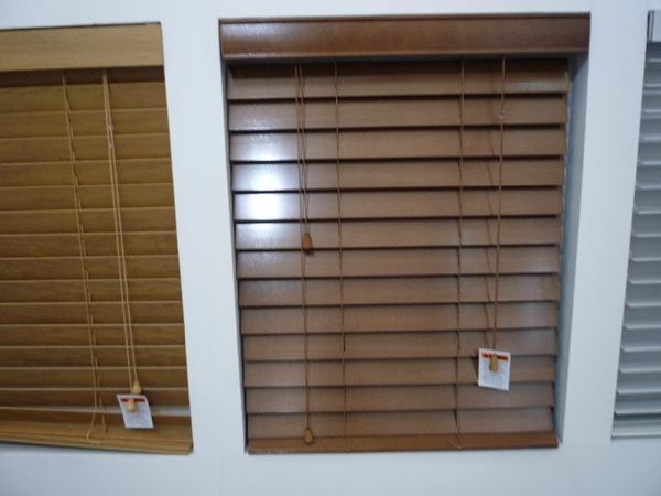 

blinds 100% basswood window paint wood shutter with steel high hedrail and wooden bottomrail
