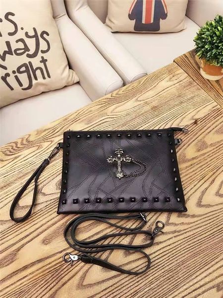 Stume da tracolla designer borsa a tracolla di lusso per uomini in pelle morbida in pelle morbida borse in pelle di alta qualità Frizione in metallo Croce Punk Elementi punk Abbiglia