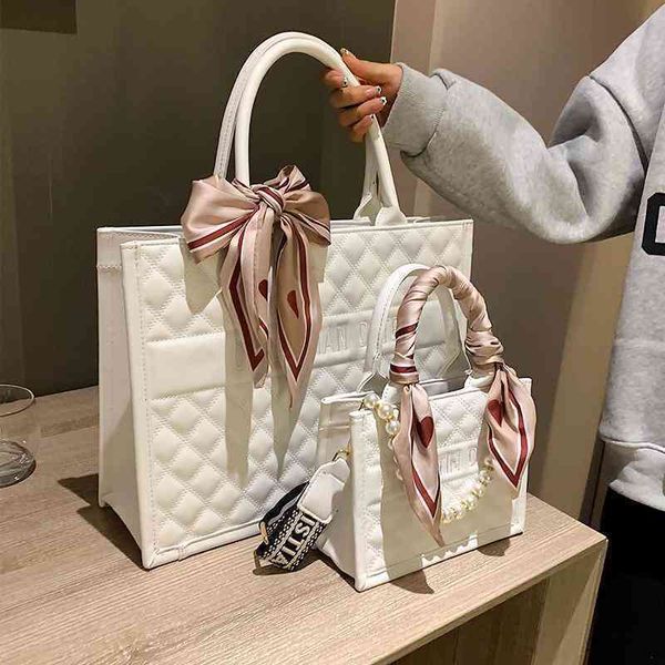 

2022 factory wholesale french niche women's autumn and winter fashion portable shoulder bag commuter versatile tote bag