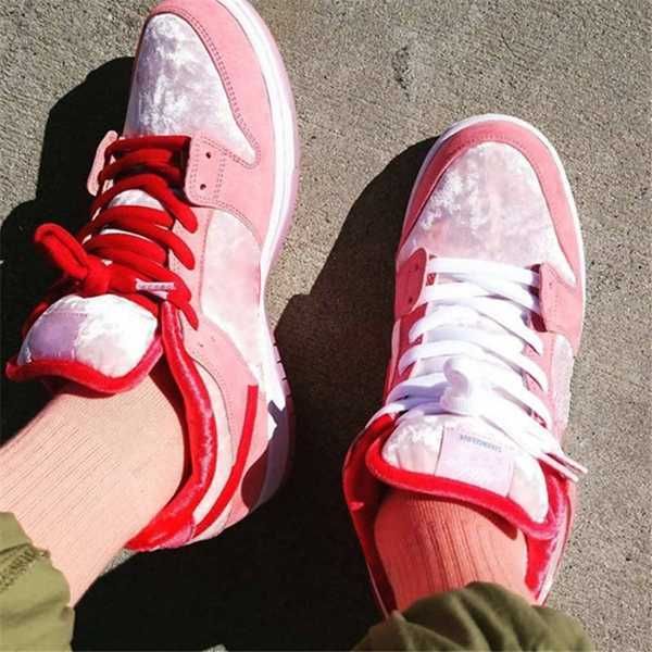 

sb strangelove x dunkily low valentines day bright melon gym red-med soft girls desinger sneaker strange love pink, Black