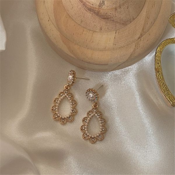 

retro court, elegant and exquisite chandelier shimmering water drop diamond earrings, Silver