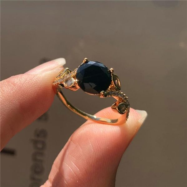 Fedi nuziali sottili di colore dell'oro di fascino dell'anello di pietra di cristallo nero femminile alla moda per le donne fidanzamento di zircone rotondo della sposa delicata