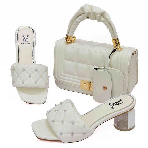 

popular in the past 22 years, same messenger hand carrying versatile bag is worn outside with thick heel sandals and slippers, Black