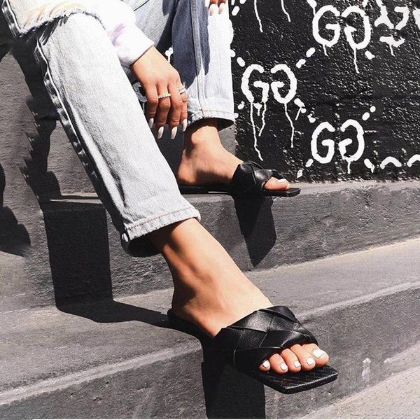 

high-quality comfortable and casual woven leather outdoor flat-bottomed women slippers pure color all-match beach, Black