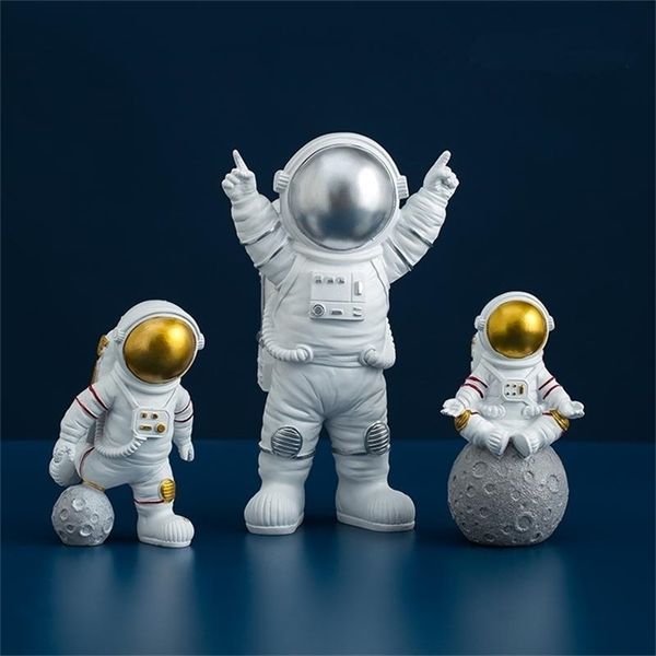 34 pezzi / set Astronauta Action figure Space man Mini fai da te Modello carino Figura Speelgoed Pop Decorazione domestica figurine decorazione scrivania auto 211108