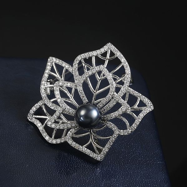 

high grade pearl brooch with gold plating and zircon inlay, Gray