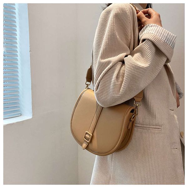 

2021 reto bag women's spring and summer fashion messenger korean style static face solid color horseshoe shoulder bag casual handbag
