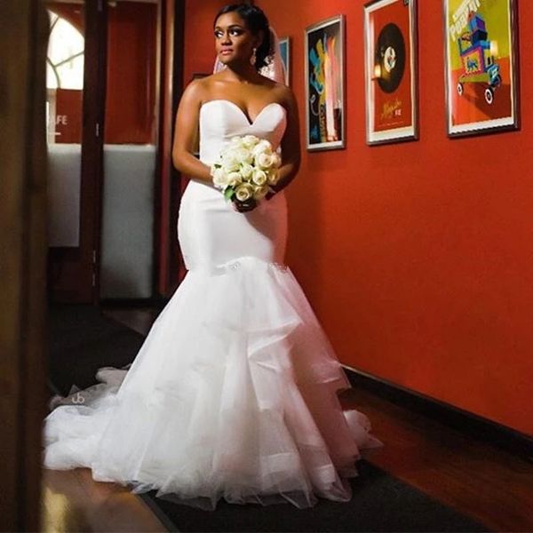 Abito da sposa africano con scollo a cuore 2022 Sweep Train Taglie forti con abiti da sposa con fascia di cristallo