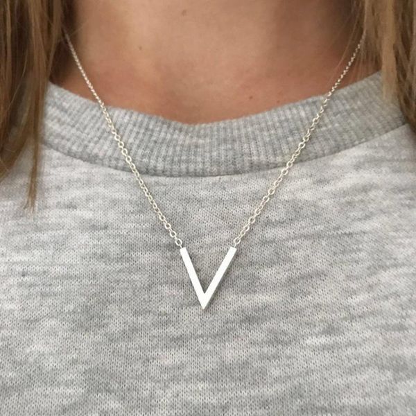 Minimalista v carta pingente colar mulheres homens boho jóias de aço inoxidável cadeia chevron collier femme amigo presentes colares