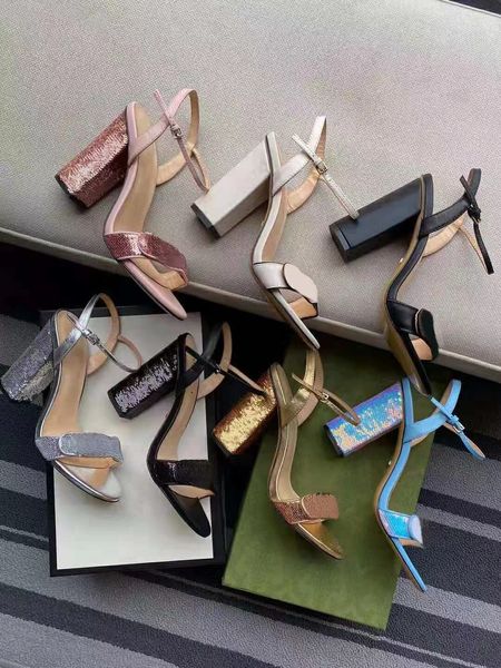 Classico europeo di lusso sandalo pantofola stile merce da donna Decorazione con perline scarpe col tacco alto in vera pelle vera fibbia della cintura in oro con lettera