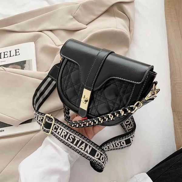 

2022 factory wholesale new wide strap small texture messenger women's fashion net red foreign style one shoulder saddle bag