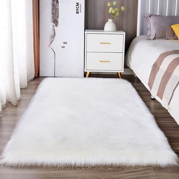 Tappeti Modern Plush Soft Sheepskin Bedroom Girl Room Tappeto Imitazione Lana Capelli lunghi Tappeto da comodino Rosa Rosso Bianco Pelliccia vivente