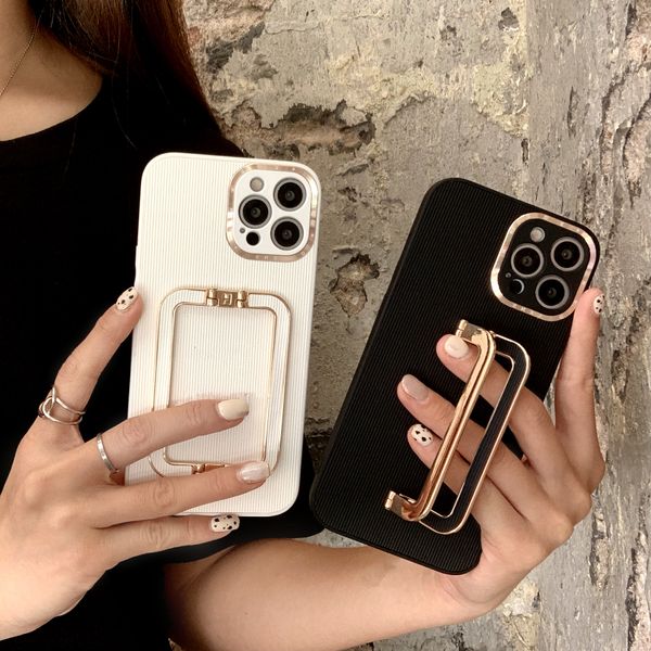 Moda Lüks Tasarımcı Cep Telefonu Kılıfları Için iPhone 12 13 11 Pro Max X XS XR 7 8 Artı 8 Artı Katlanır Braketi Ile Kabartmalı 2021 Coque Fundas Case