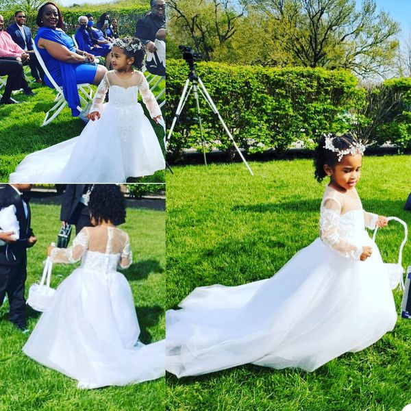 Schöne weiße Blumenmädchenkleider für Hochzeit Langarm Spitze Applikat Baby Mädchen Fioor Länge ein Linie Kommunionkleid