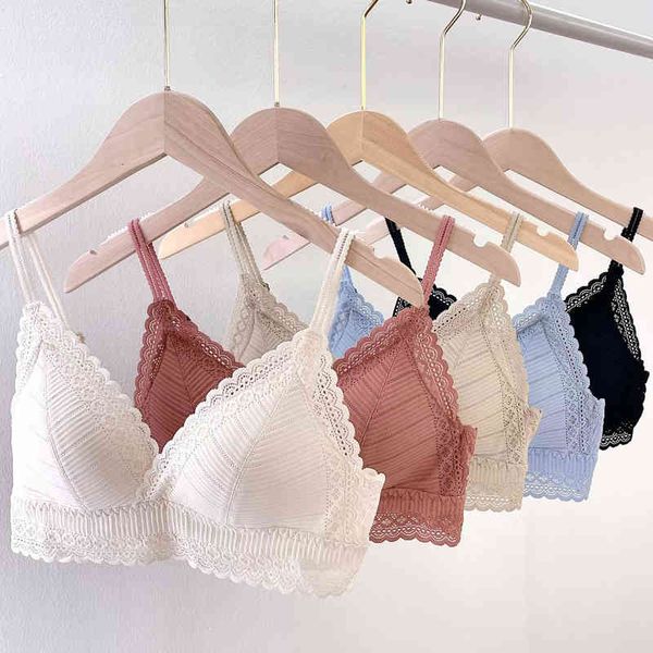 

autumn and winter high-end french cream traceless lace underwear triangular cup thin rimless comfortable bra, Red;black
