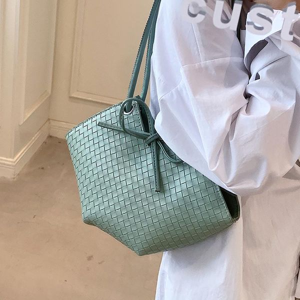 

evening bags niche design simple solid color bag summer 2021 trendy fashion shoulder woven portable tote bucket