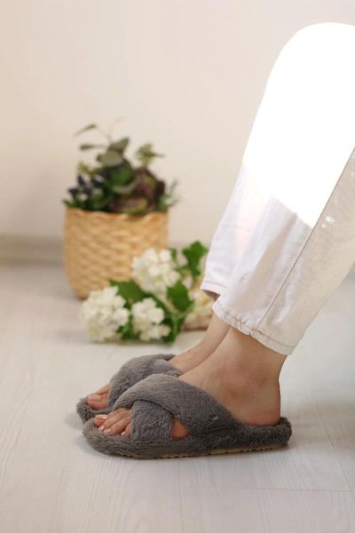 

gray women 's slippers, Black