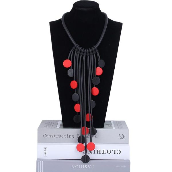 Anhänger Halsketten YDYDBZ Sommer Mode Rot Schwarz Holz Gothic Gummi Halskette Handgemachte Quaste Folk Kostüm Einfache Pullover Kette Schmuck GIF