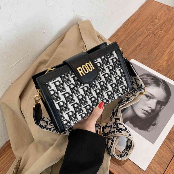 

2022 factory wholesale new women's family wide belt letter embroidery korean version horizontal cloth small messenger bag single should