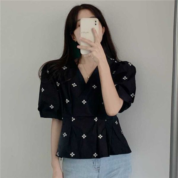 Sommer Schwarz V-Ausschnitt Puffärmel Gestickte Bluse Schlank Hohe Taille Retro Temperament Weiße Blumen Tops Blusas Mujer Shirts Süße 210610