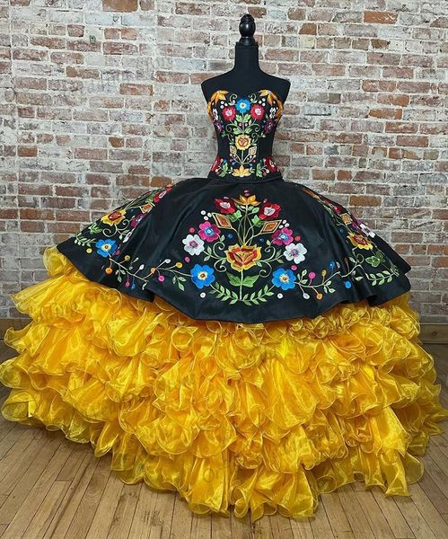 2022 Vintage Schwarz-Gold-Quinceanera-Kleider im mexikanischen Stil mit Blumen, bestickten Rüschen, herzförmiger Schnürung am Rücken, Sweet 15 Girls Charro