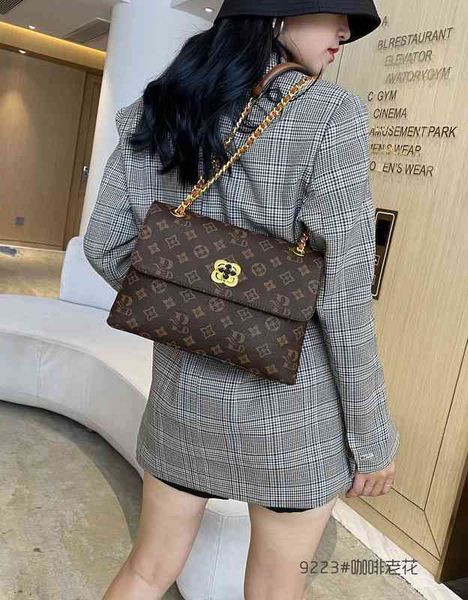 

2022 factory wholesale bag female camellia flip printing versatile foreign style women's color matching small square bag