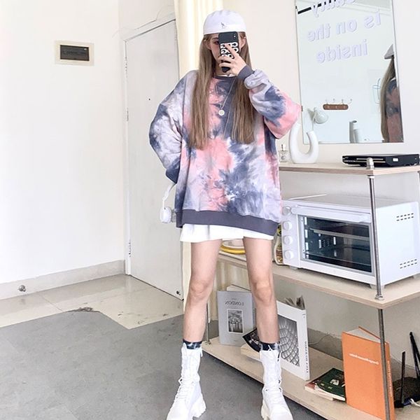 

women's design sense of tie dyed sweater in the street, Black