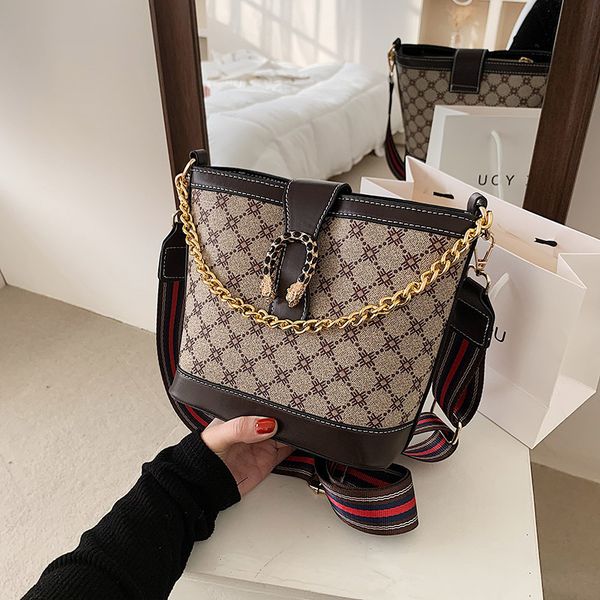 

net red foreign style 2021 new fashion single shoulder messenger bucket ins chain pu women's bag