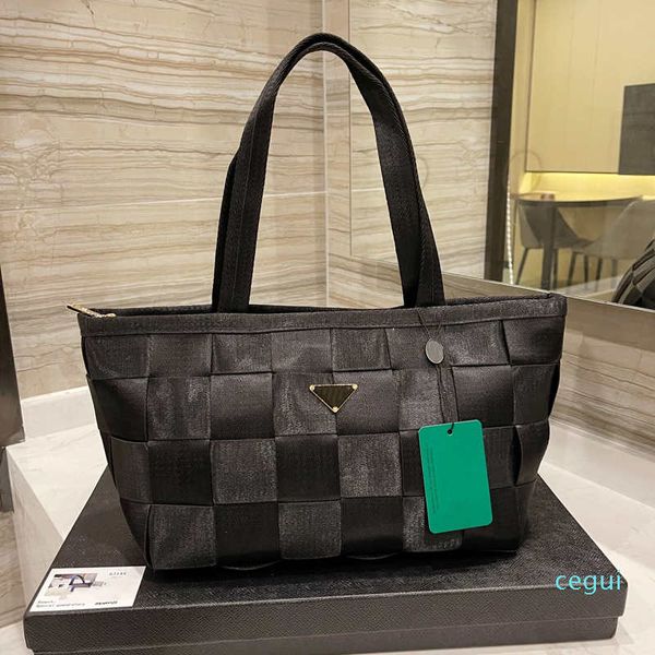 

2021 designer knitting shopper ladies shoulder bag classic plaid tote leisure handbag high capacity size 30*20cm 2