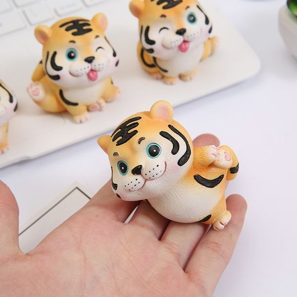 

2021 resin little tiger deskornaments cute blind box car tiger mascot