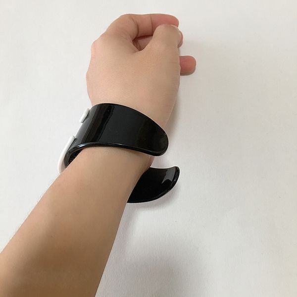 

fashion simple black and white acrylic bracelet c style bracelet for ladies collection luxury design bracelet vip gift