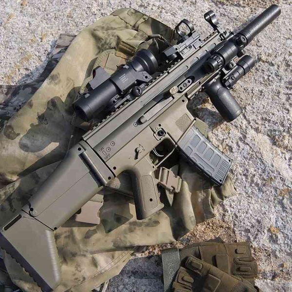 

1teenagers eat chicken in summer