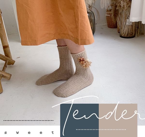 

wang xiaozhen autumn and winter vertical thickened pearl handmade solid color soft female rabbit wool socks, Red;black