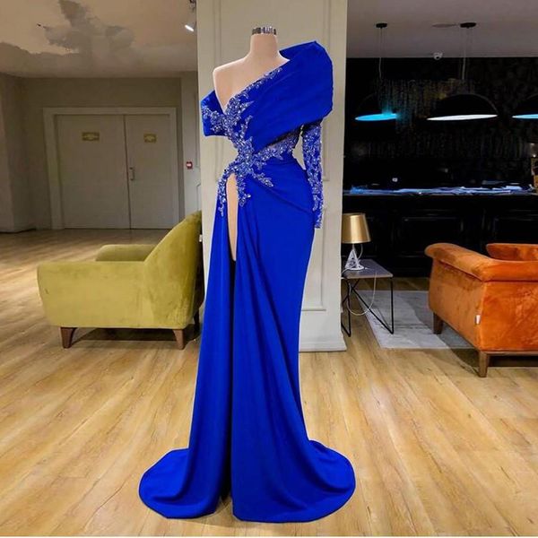 2021 Sexy árabe Aso Ebi Royal Blue Crystal Beading Vestidos de noite desgaste de um ombro mangas compridas Side Split Plus Size Vestidos de Prom