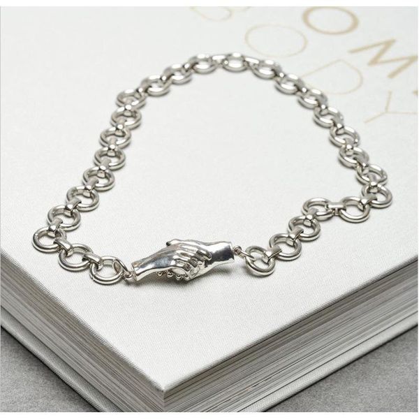 

pendant necklaces 2021 fashion magnetic couple hold hands shape necklace for women elegant short clavicle chain choker jewelry girlfriend gi, Silver