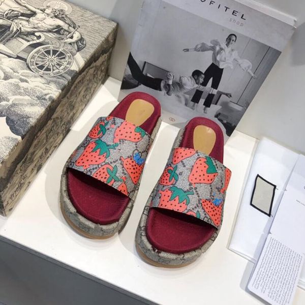 İtalyan Marka Çilek Mektup Terlik Tasarımcı Platformu Ayakkabı kadın Baskılı Terlik Tuval Artan Kadın Dış Giyim Sandalet Bayanlar Çevirme