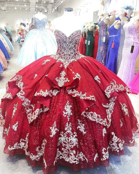 Red Sexy Dark Quinceanera Abiti Appliques oro perle di cristallo perle a cuore Sump Back Ruffles Sweep Ball Ball Abito da ballo Abiti da ballo