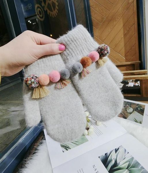 

five fingers gloves hair of colored balls to keep warm refers autumn winter femme hiver de femmes, Blue;gray
